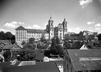 Kloster und Stadt, Ansicht von Westen (um 1960?) / Basilika St. Martin und Oswald in 88250 Weingarten (Bildindex Foto Marburg, Foto: Schmidt-Glassner, Helga; Aufnahme-Nr. 1.555.888; Bilddatei fm1555888 Fotoinhalt )